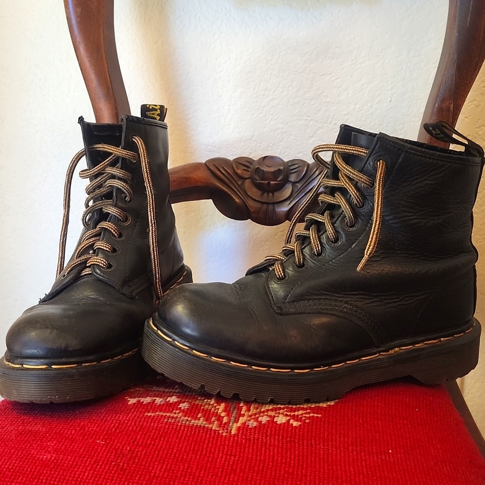 Vintage DOC MARTENS 1460  lace up black leather combat boots.